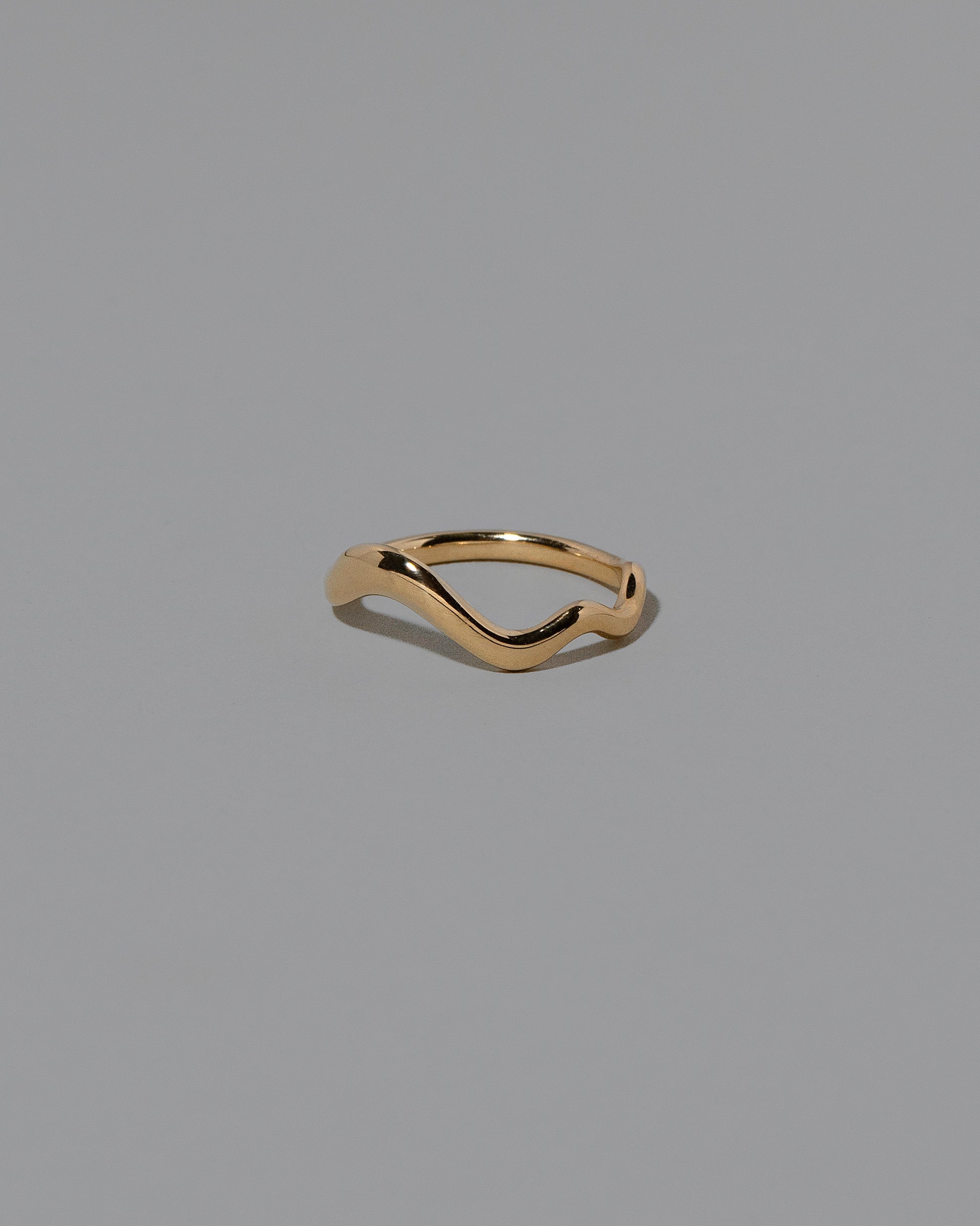 View from the side of the Gold Thin Planate Band on light color background.