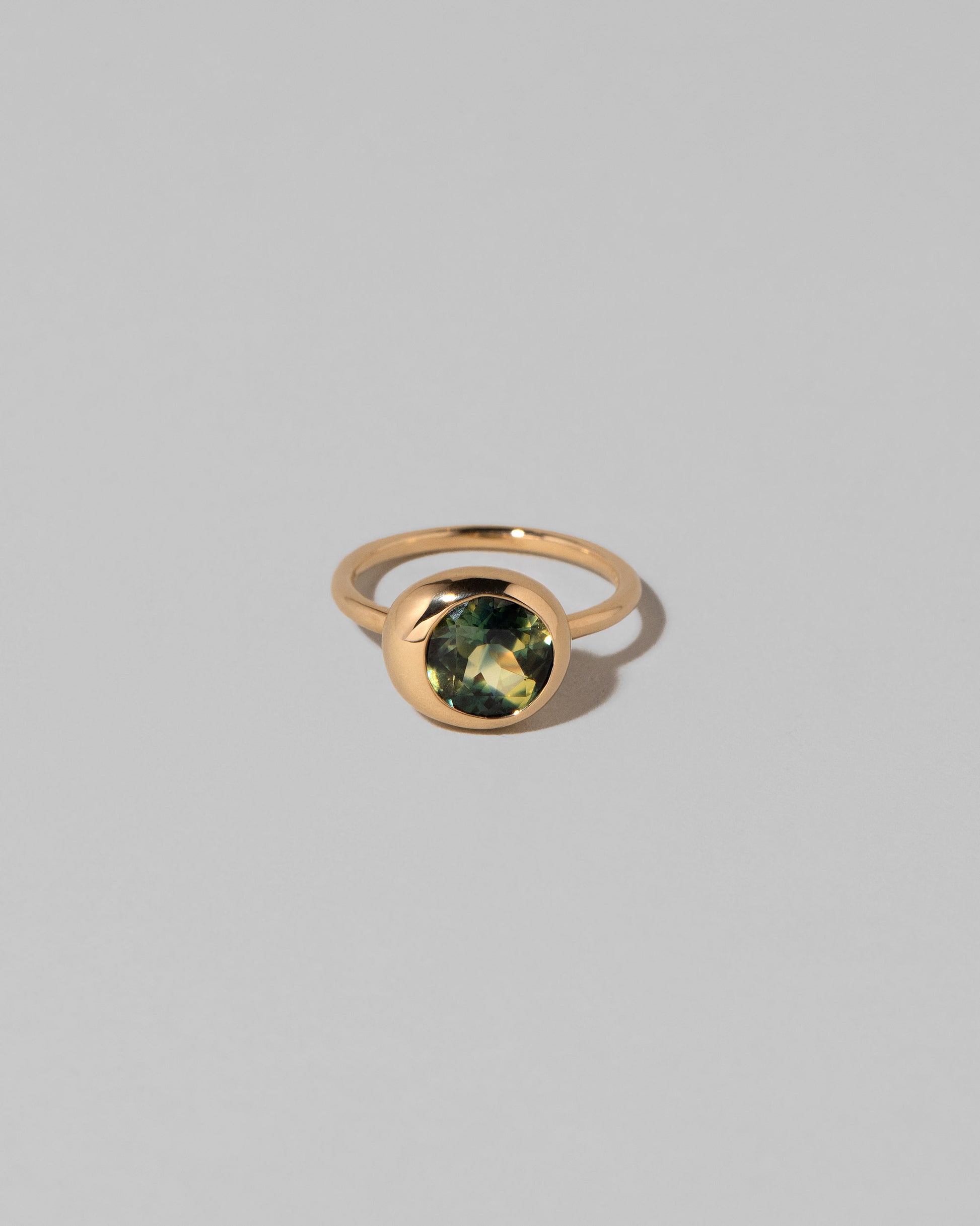 Bicolor Sapphire Grand Level Ring on light color background.