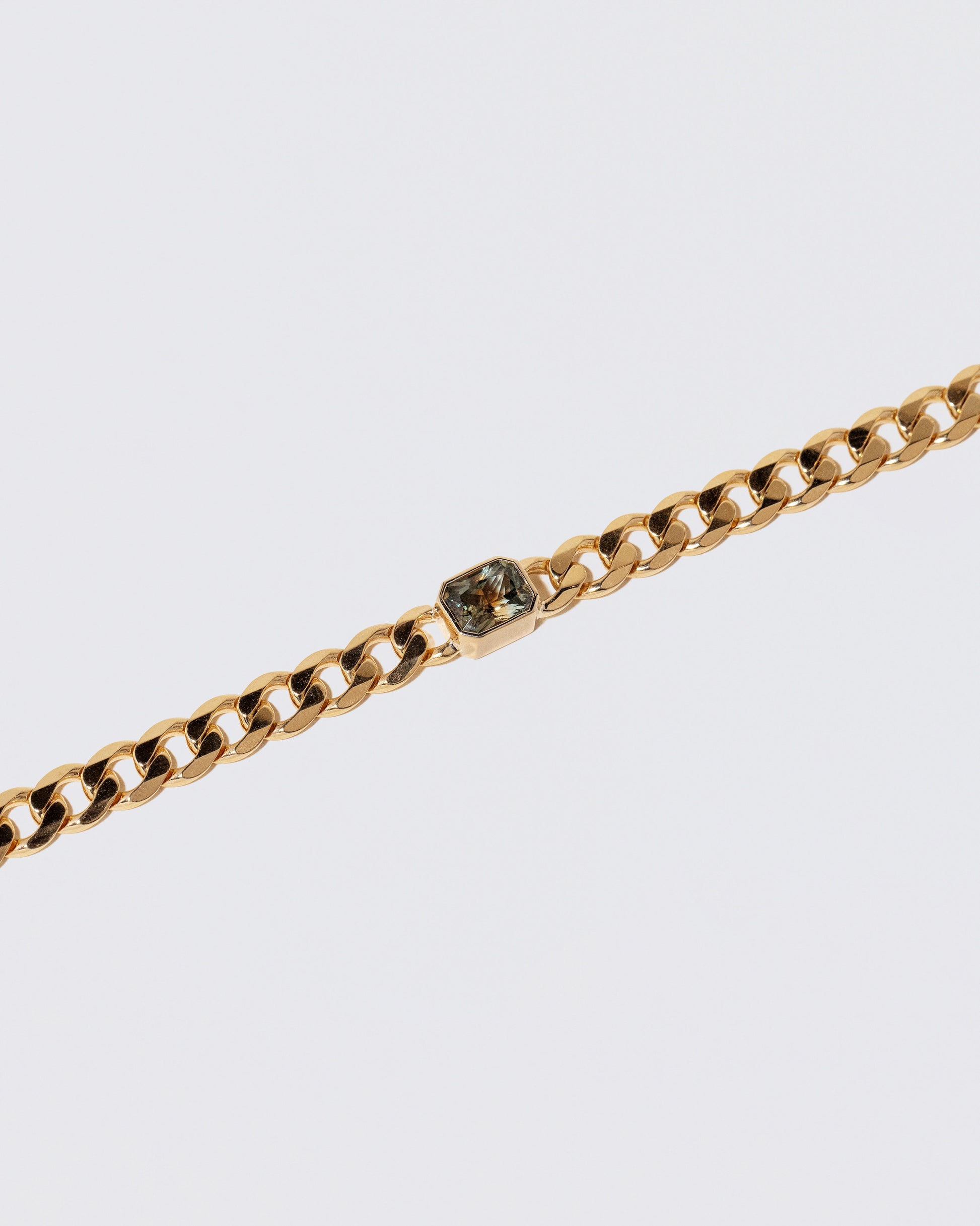 Closeup details of the Identity Chain Bicolor Sapphire Bracelet 003 on light color background.