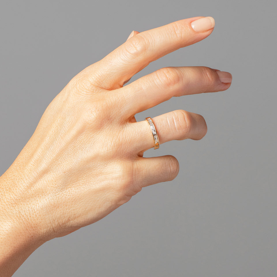 product_details::Ribbon Band on model.