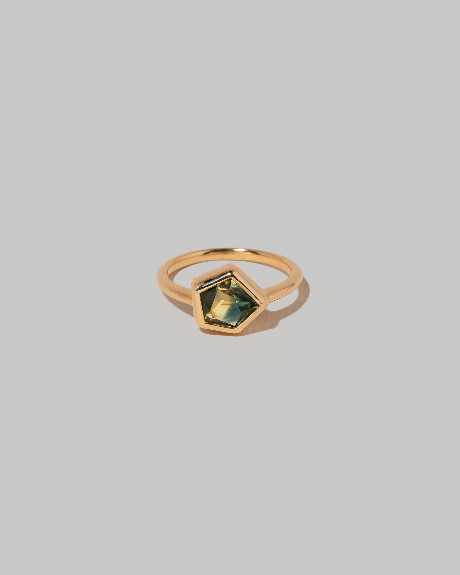 Geyser Bicolor Sapphire Ring 004 on light color background.