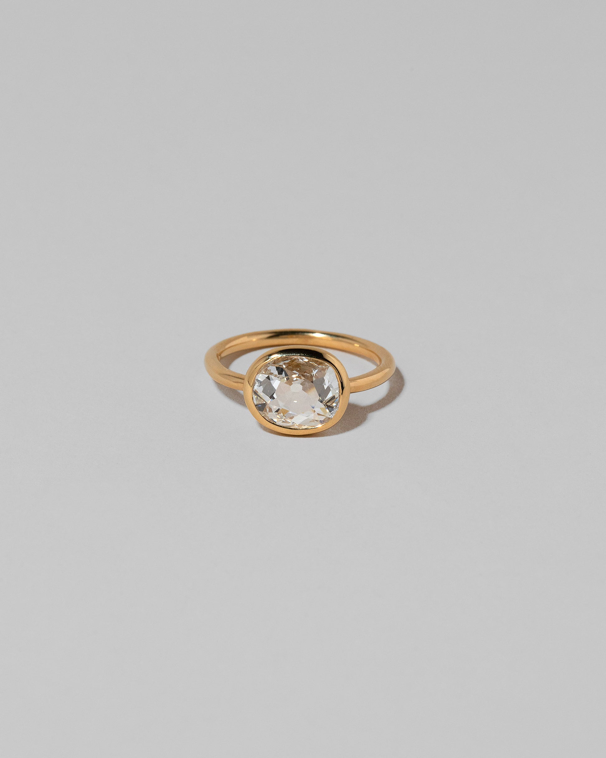 Gusher Diamond Ring 031 on light color background.