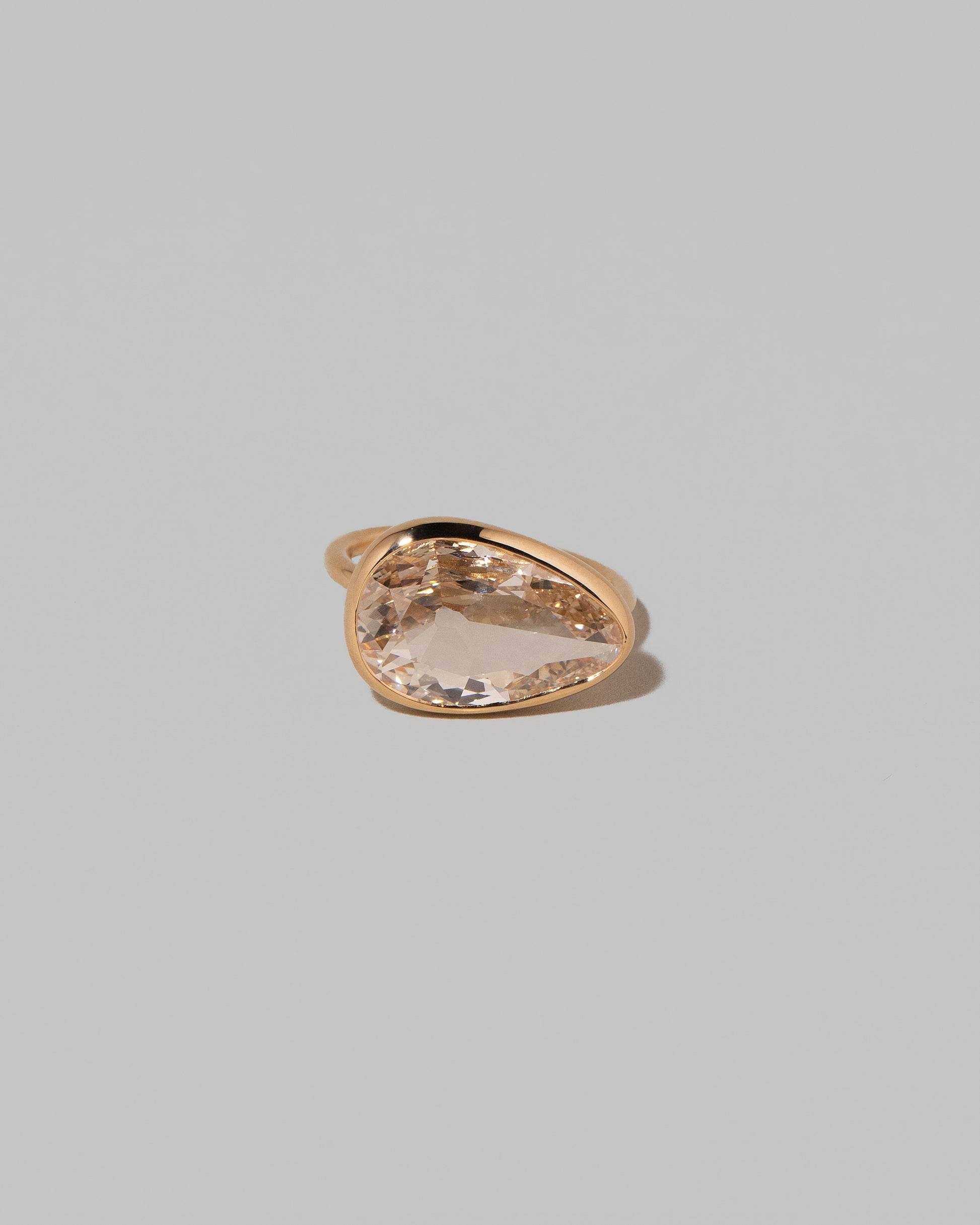 Gusher Diamond Ring 009 on light color background.