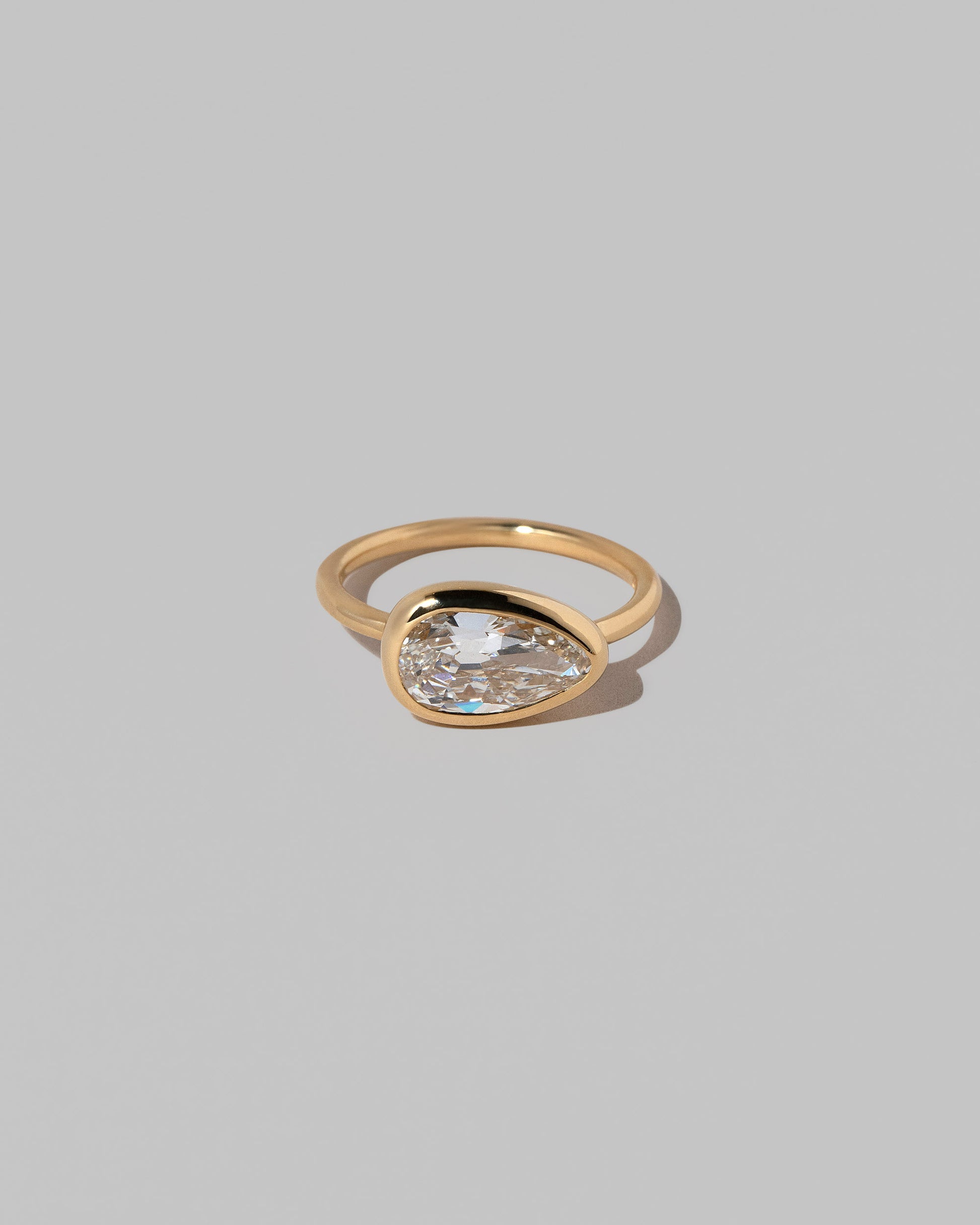 Gusher Diamond Ring 041 on light color background.