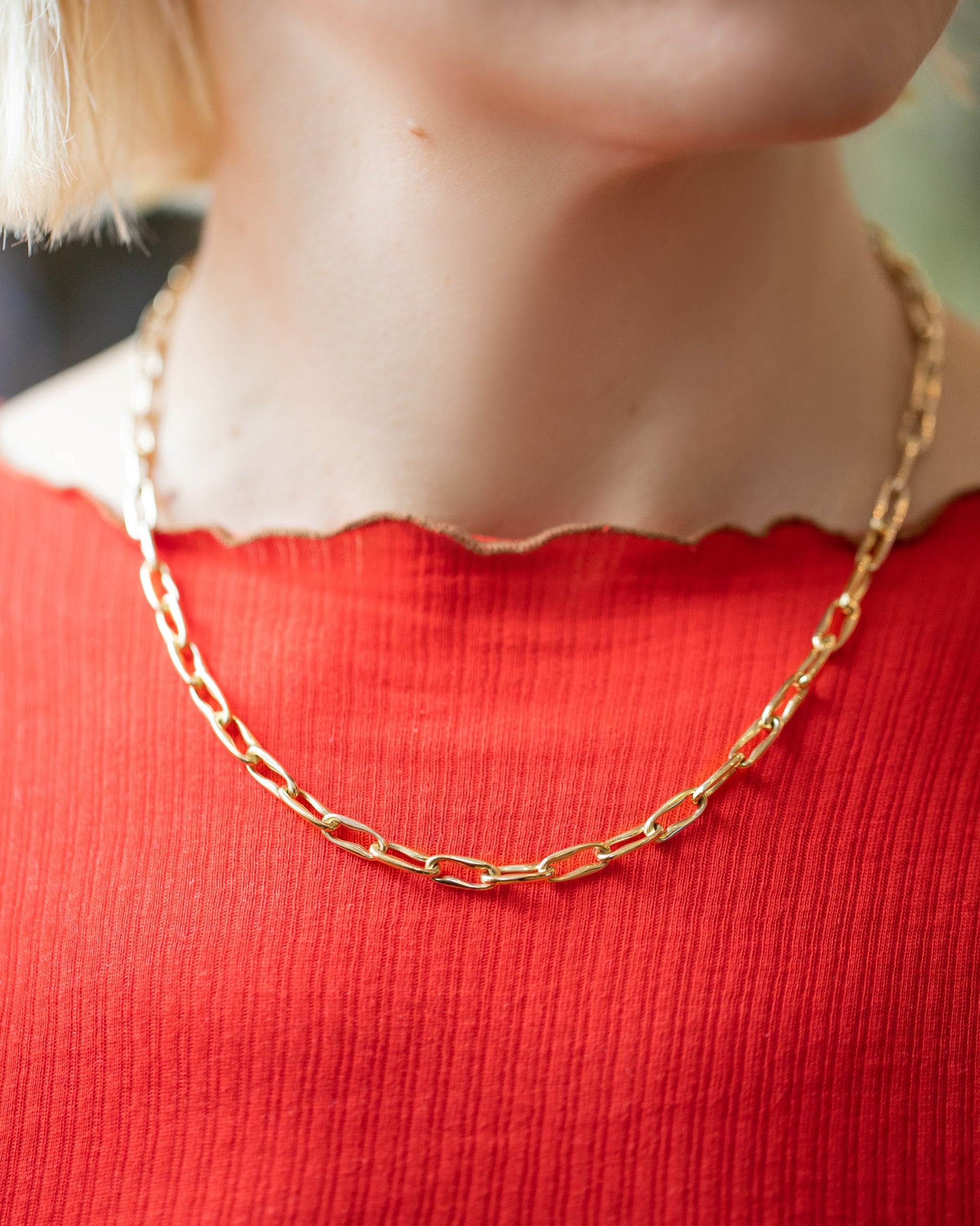 Wavy Link Chain Necklace on model.