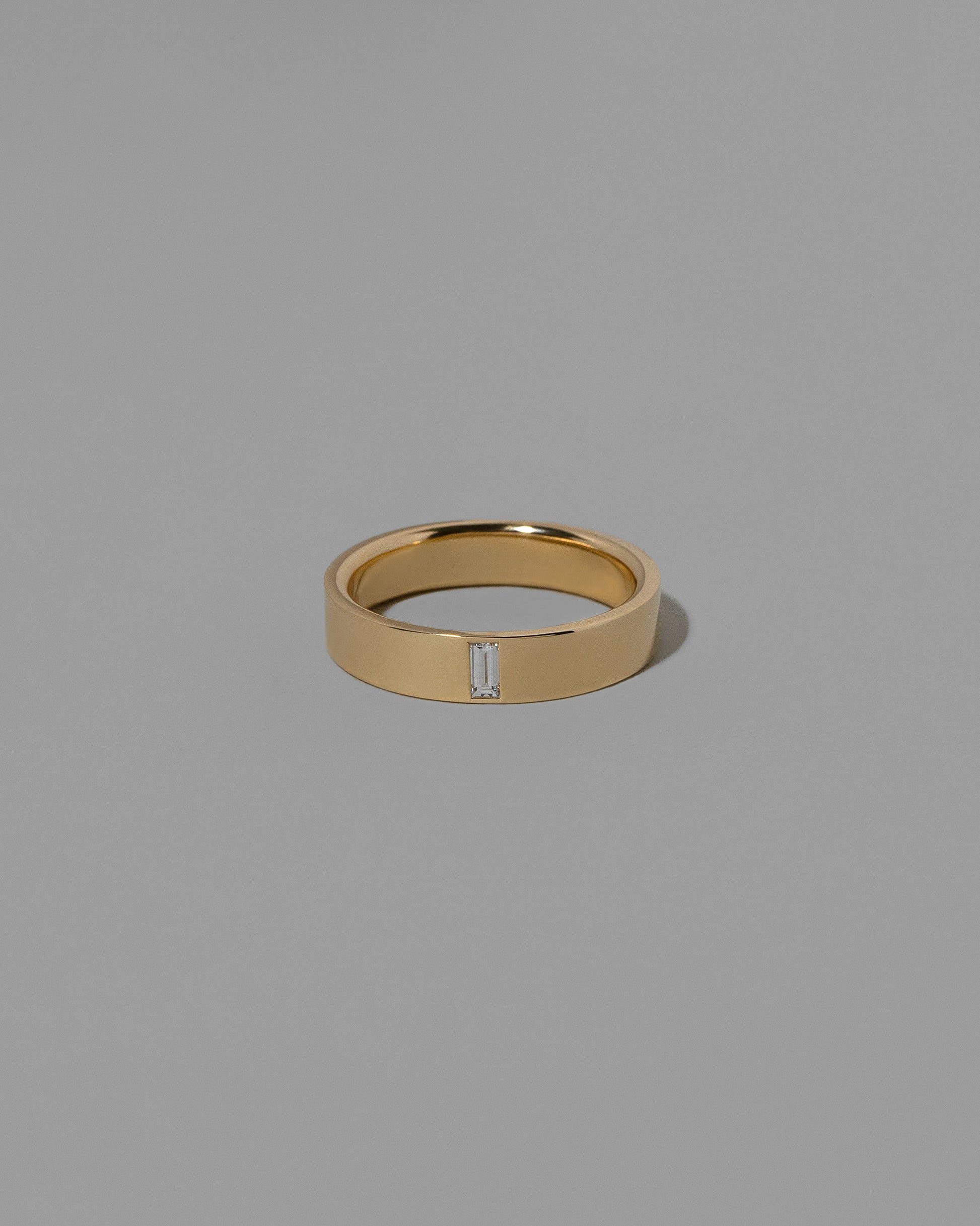 Gold Diamond North South 5mm Baguette-Set Piet Band on light color background.