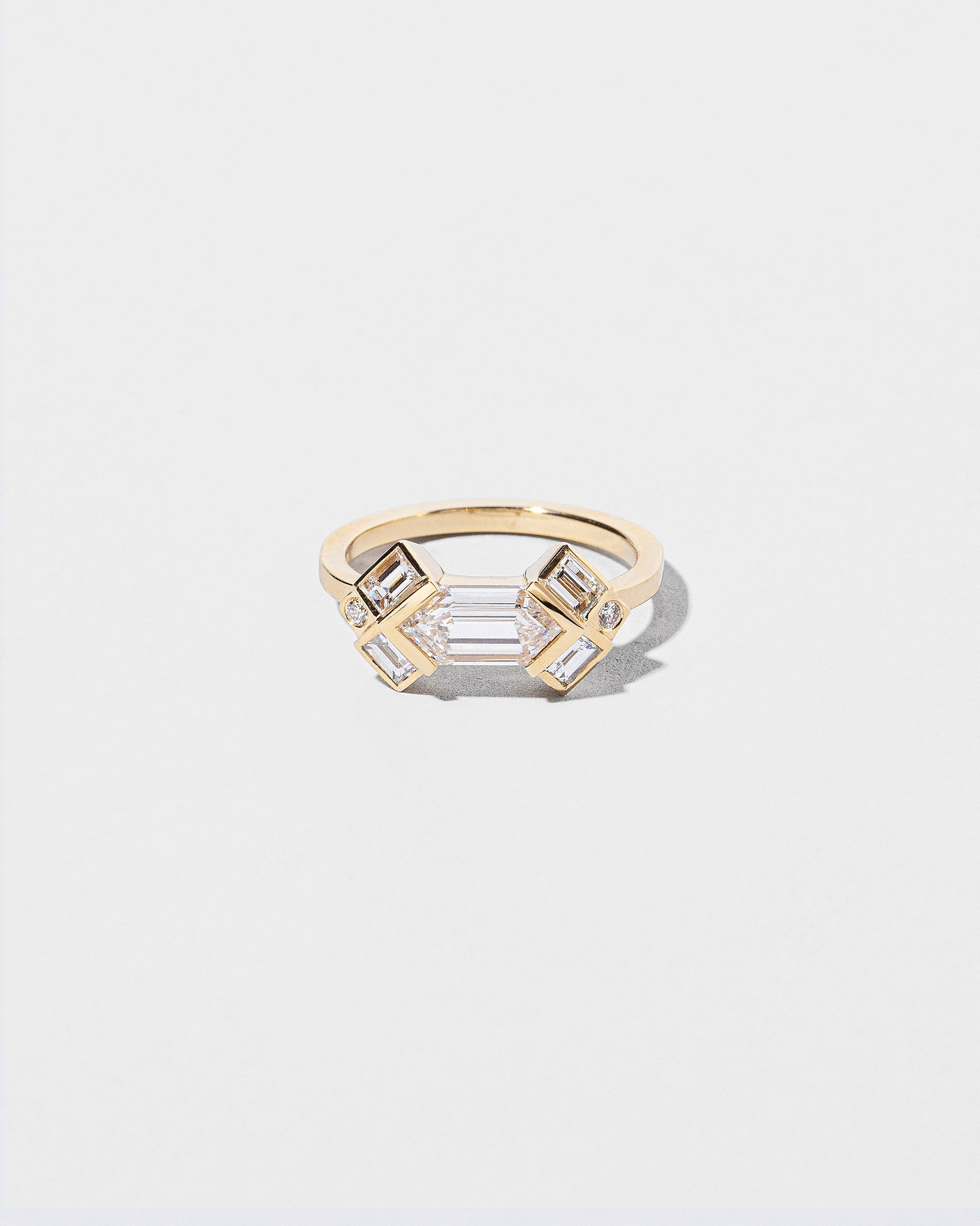  Décoratif Ring on light color background.