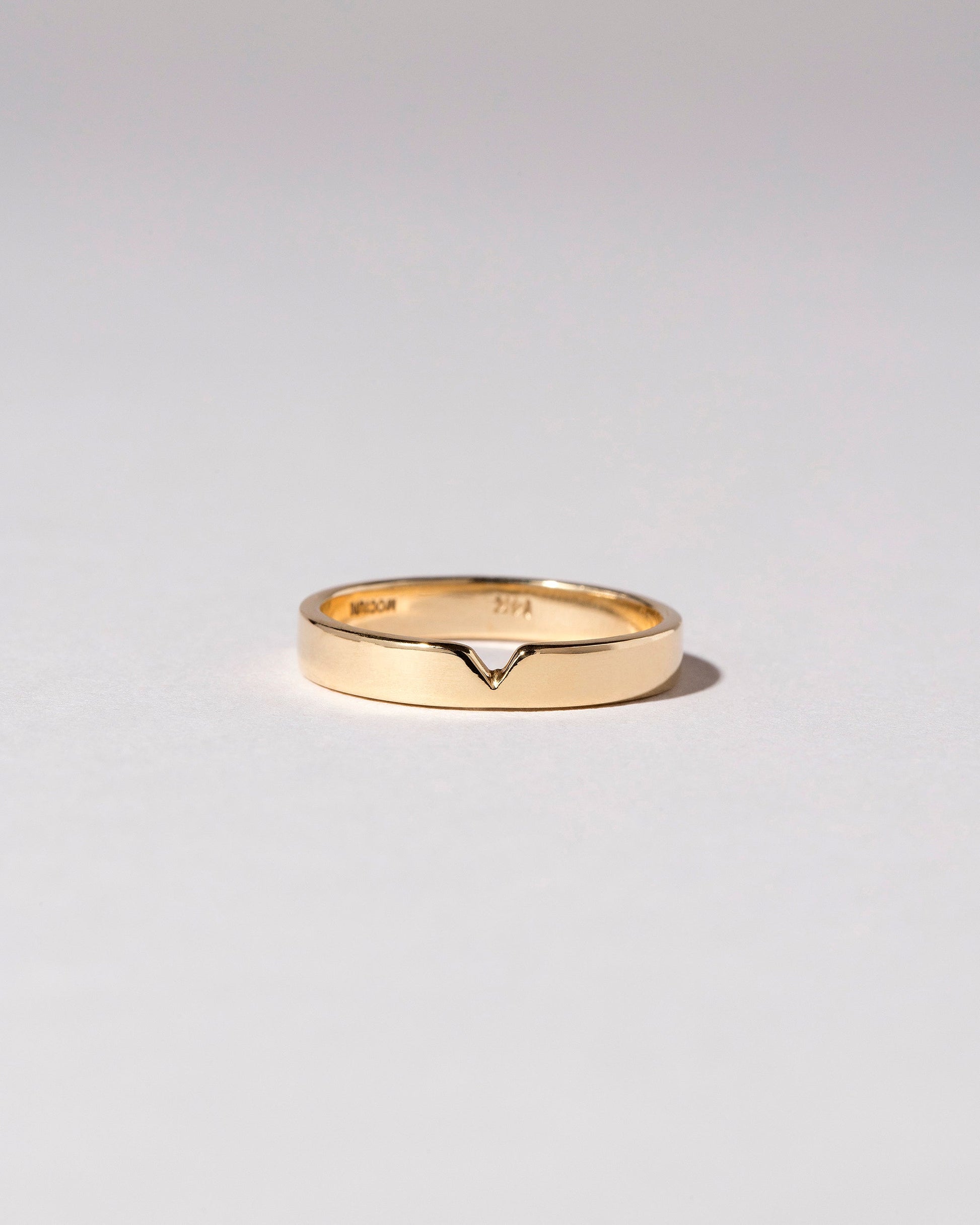  Triangle Notch Band - 4mm on light color background.