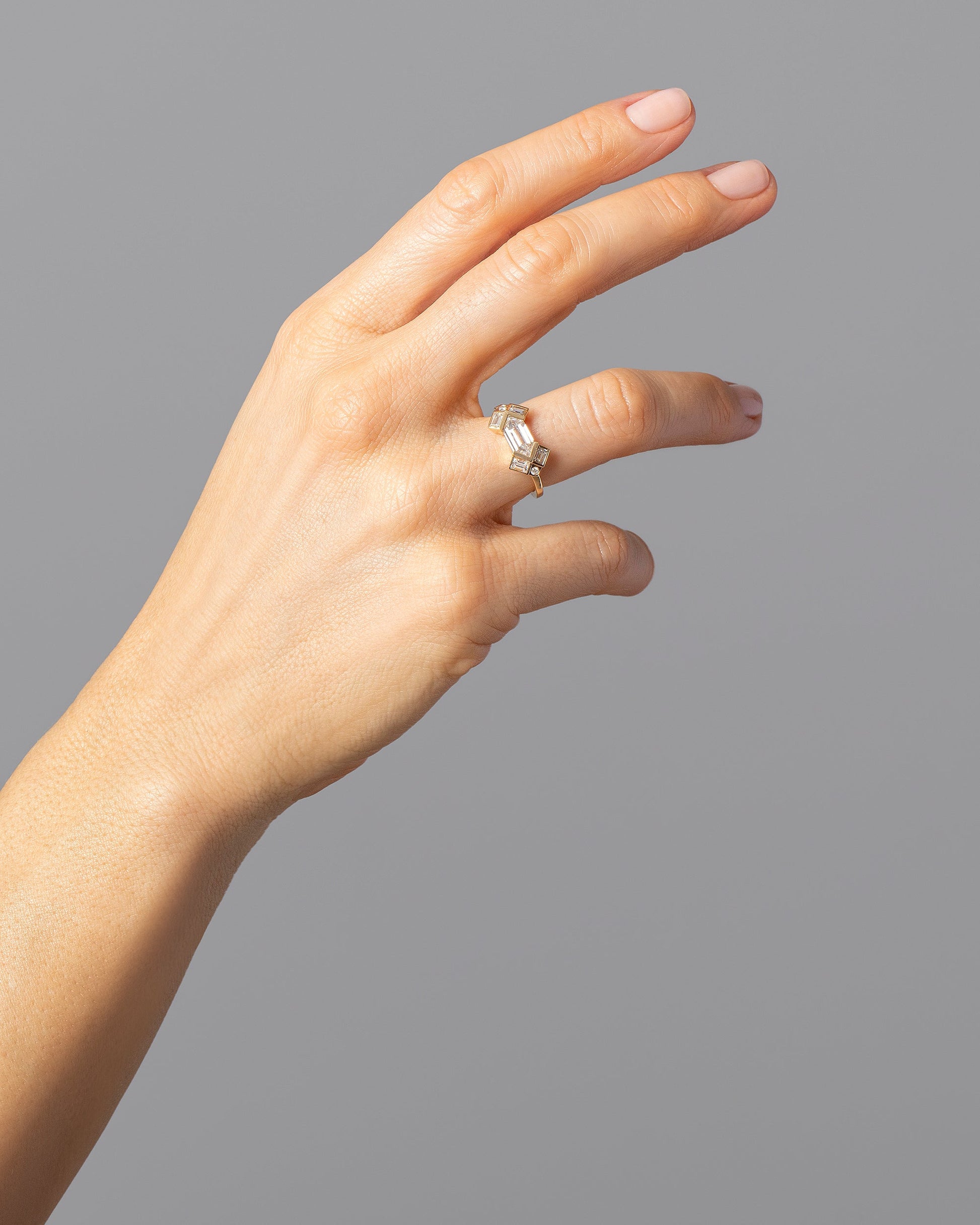 Décoratif Ring on model.