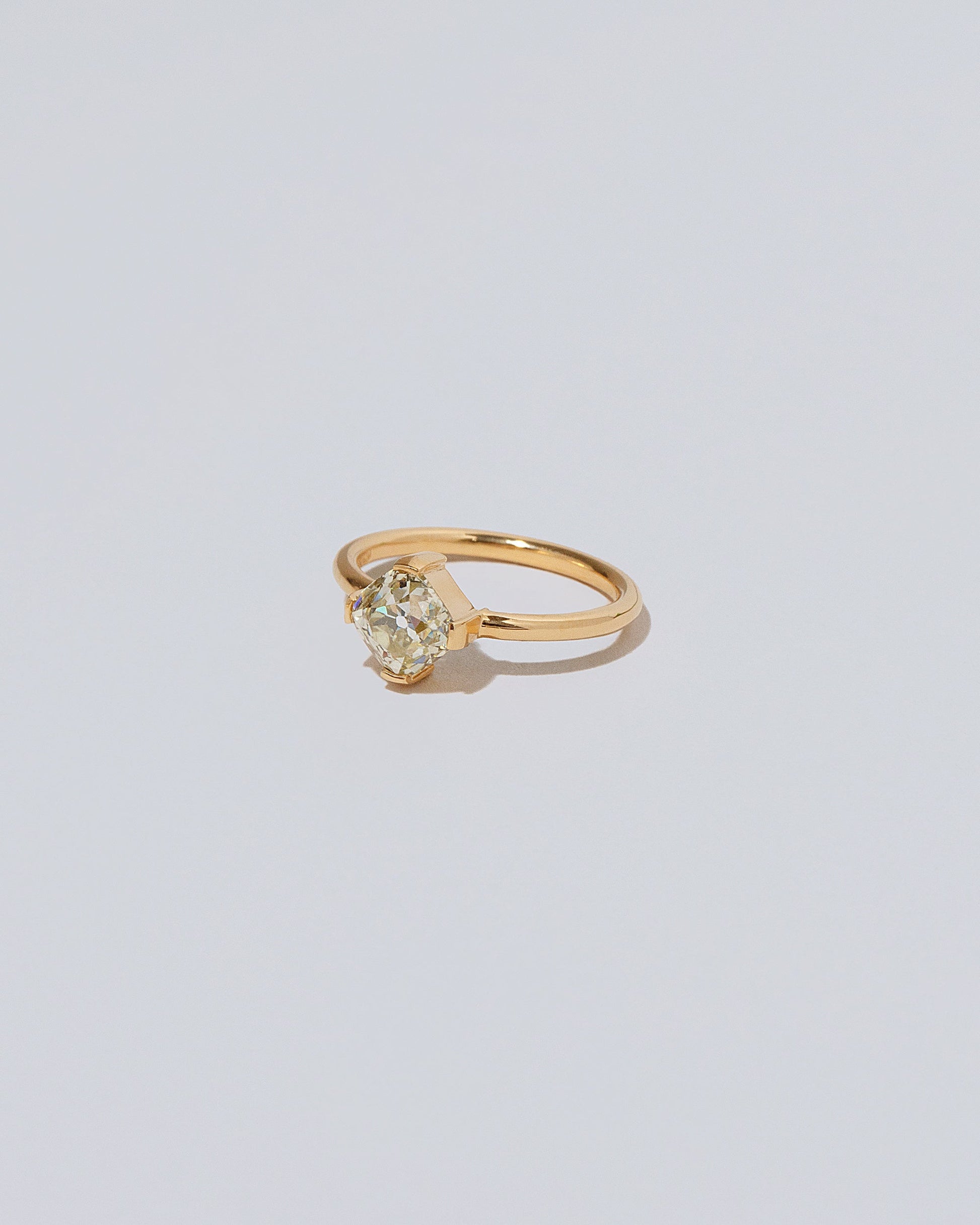 View from the side of the Tendu Ring on light color background.